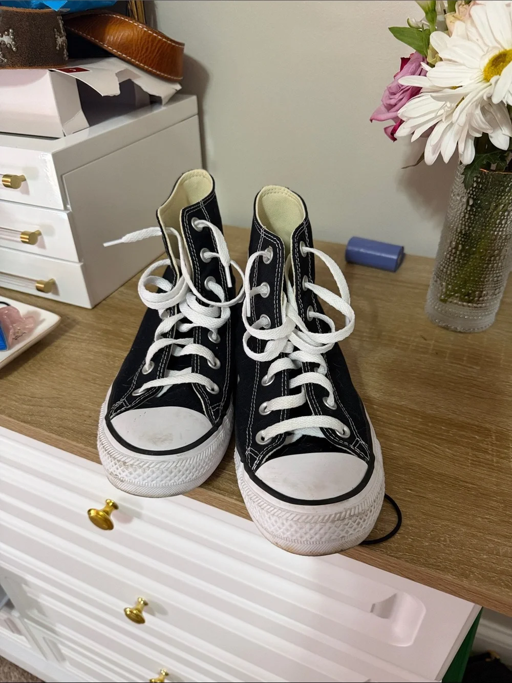 Women’s High-Top Converse Sneakers in Black